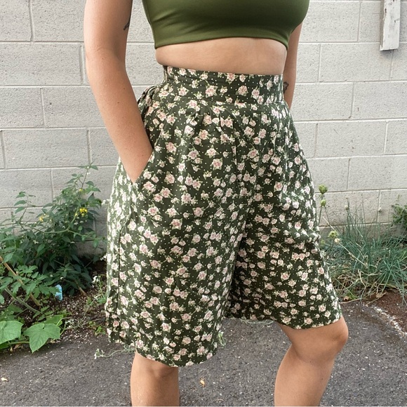 Chic Green and Pink Bermudas with Floral Print - Picture 1 of 8